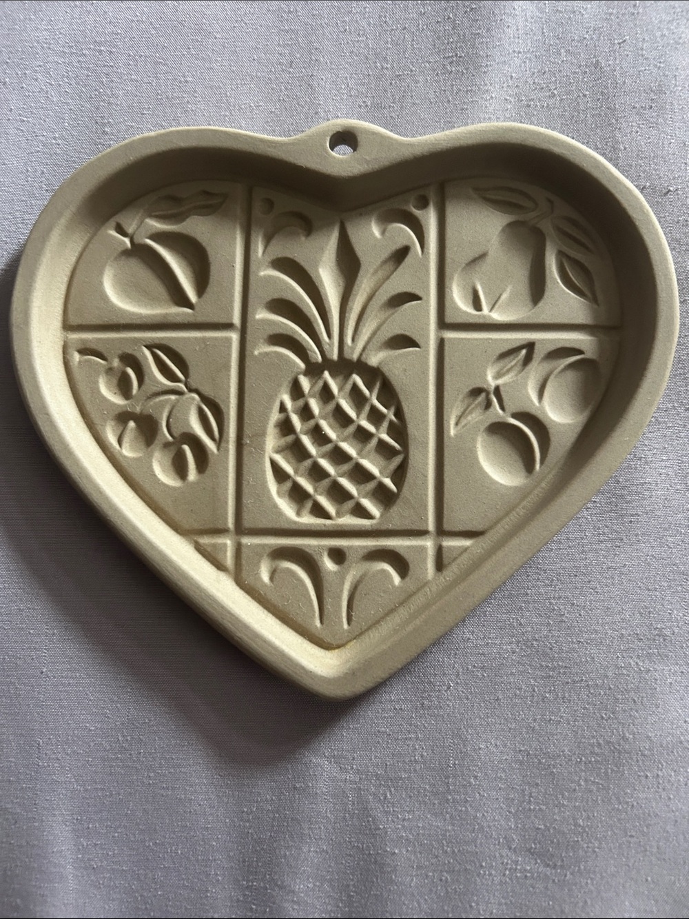 The Pampered Chef Heart Pineapple Ceramic Mold in Cream